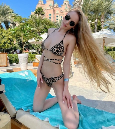 Oksana Neveselaya étoile de haute qualité des photos