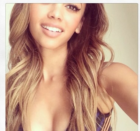 Vanessa Morgan sexe star photos