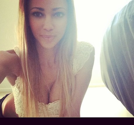 Vanessa Morgan modèle chaud galeries