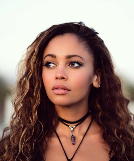 Vanessa Morgan actrice xxx galerie