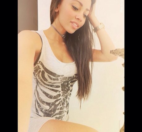 Vanessa Morgan star du porno adulte des photos