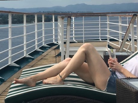 Fun and Flirty Feet modèles nus images