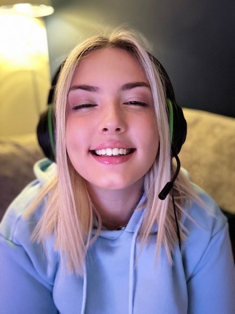 BRITISH BRANDI RAEE_ jolie star du porno archive