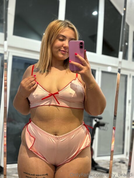 BRITISH BRANDI RAEE_ modèle artistique collection