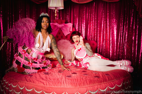 Kitten Nymph modèle adulte photos