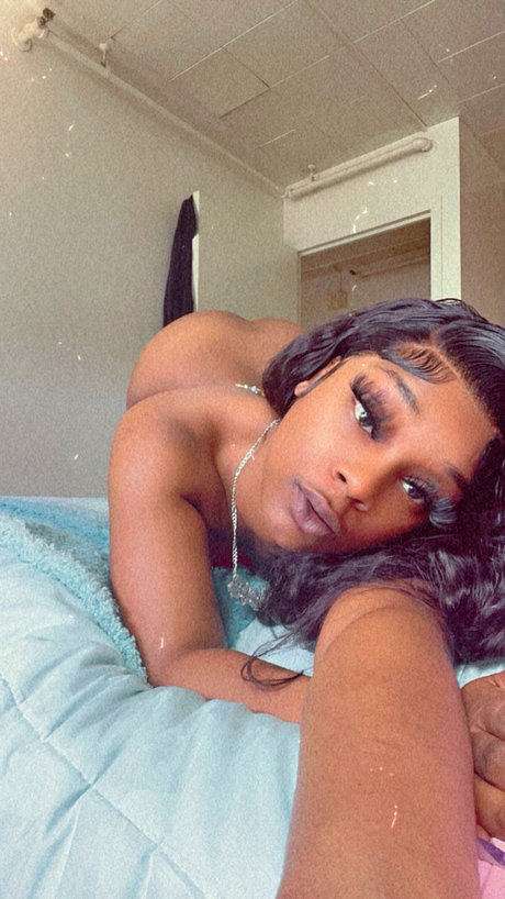 Melllly_ modèle nu img