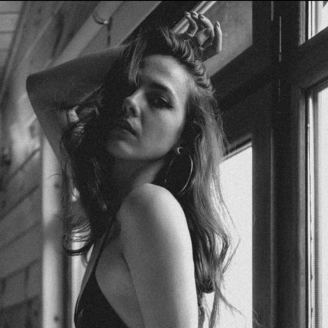 Out Of Space with me modèle chaud image