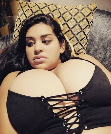 Jennifer Busty Latina star exclusive image