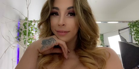 CaseyKissesXoXo modèles nus photos