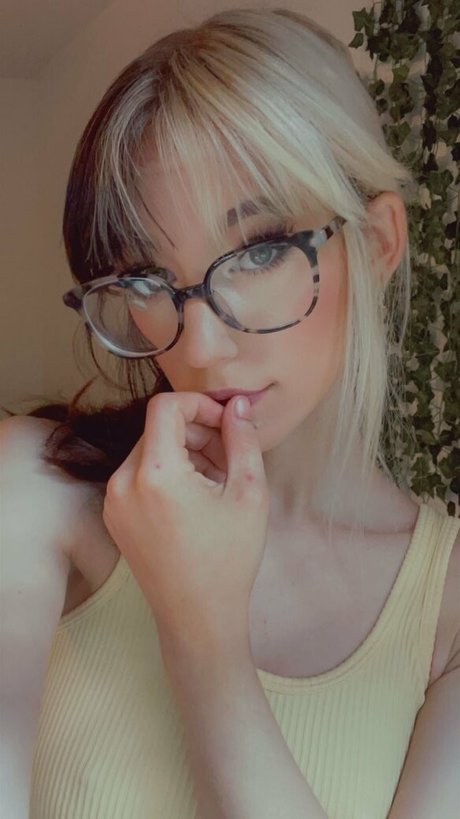 nakedella haut modèle photo