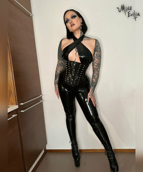 misseviliafree modèle gratuit des photos