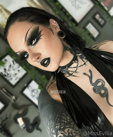 misseviliafree modèle photos