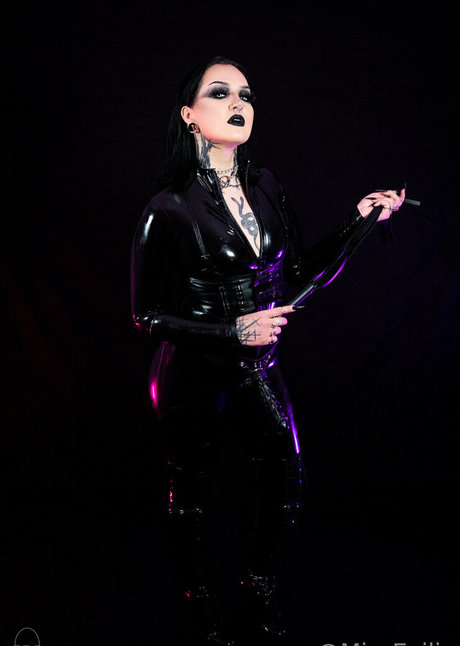 misseviliafree star du porno gratuit image