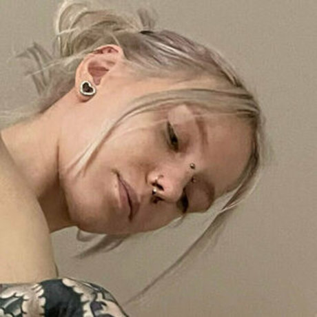 milf blonde aux courbes onlyfans chaud photo