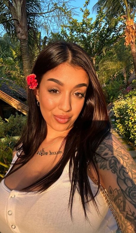 May Bakshi modèle de haute qualité img