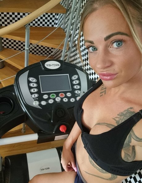 yourmonicaa modèle pornographique archive