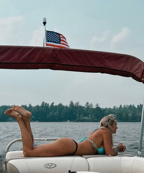 Jordan Elizabeth modèle nu images