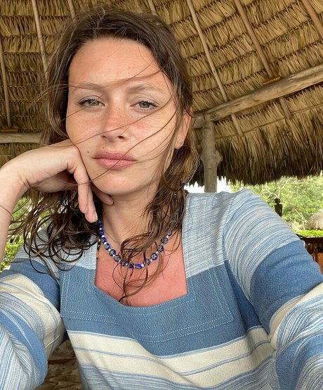 Aly Michalka modèle adulte des photos
