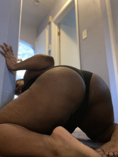 Juicy Cora star du porno gratuite des photos