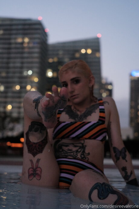 DollFaceDesy modèle pornographique archive