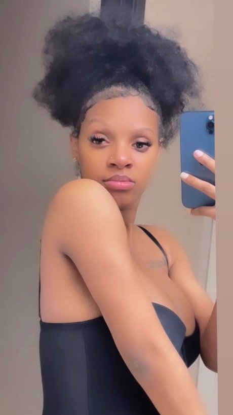 REALPRETTIIEE_ star du porno chaude photos