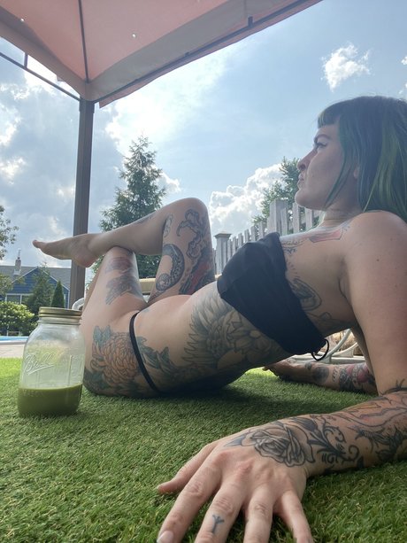 _P E A C H E_ modèle sexy des photos