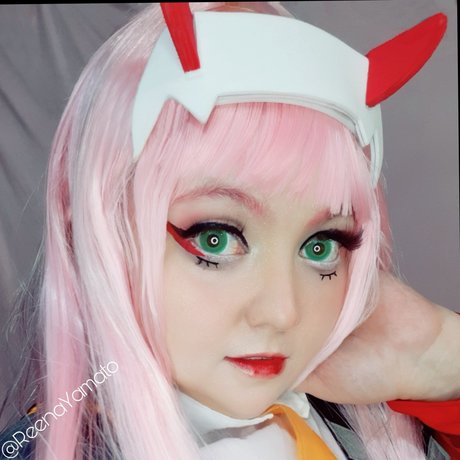 Reena Yamato modèle nu collection