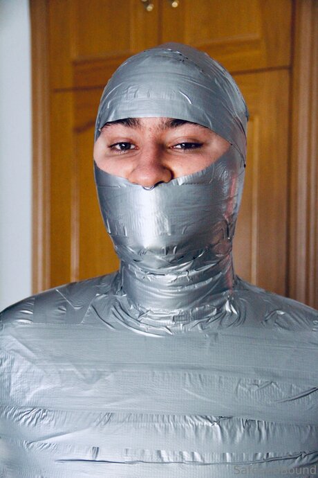 Safe and Bound modèle artistique des photos