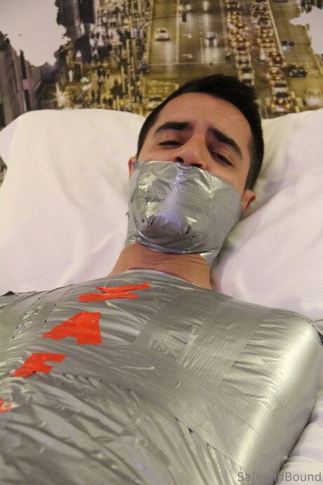 Safe and Bound actrice chaude img