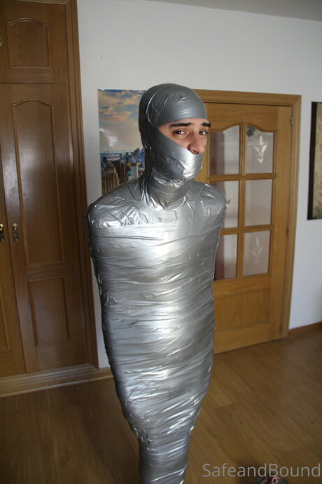 Safe and Bound star du porno de haute qualité galerie