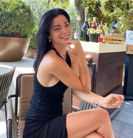 Merve Bolugur star du porno adulte photo