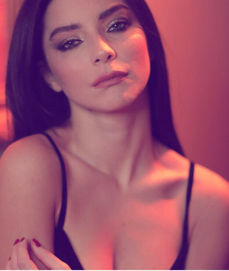 Merve Bolugur star du porno sexy photo