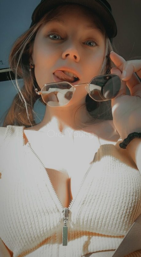 onlyora modèle artistique des photos