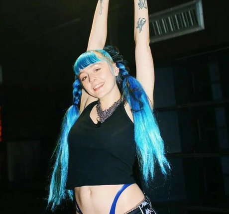 Ashnikko nus de stars du porno galeries