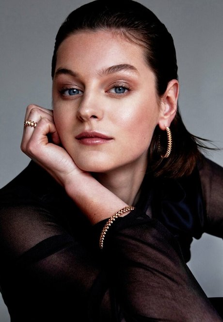 Emma Corrin étoile sexy galerie