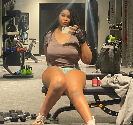 pom-pom girl blonde onlyfans plutôt sexy image