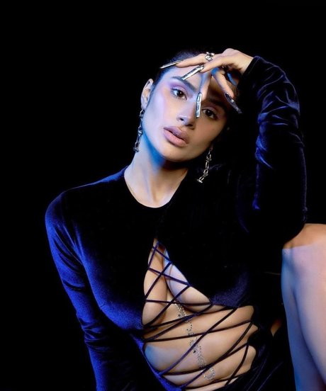 Diane Guerrero modèle sexy archive