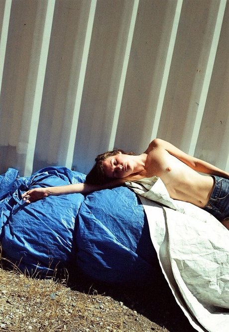 Maggie White modèle artistique des photos