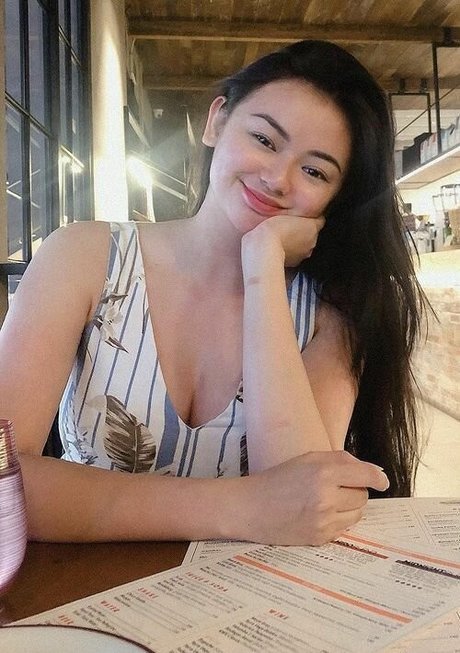 Lhea Bernardino haut modèle photo