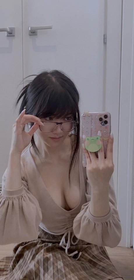 Aria Saki modèle pornographique images