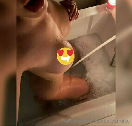 bustykimiko star du porno nue photos
