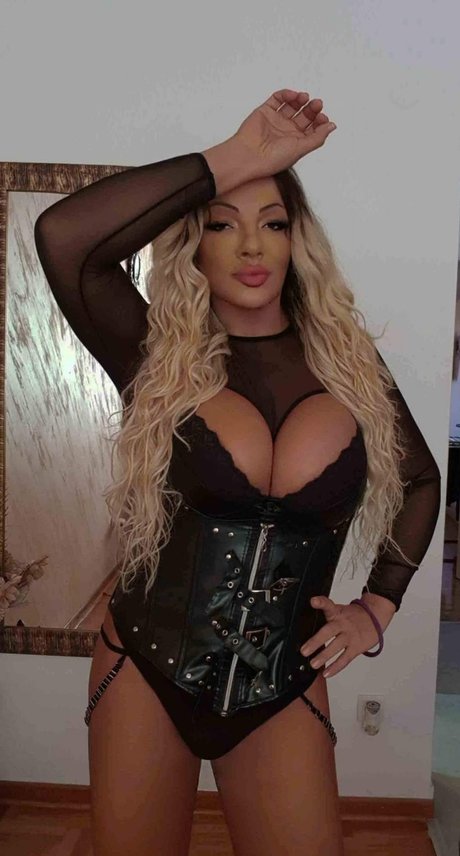 SaraShemale sexe star images