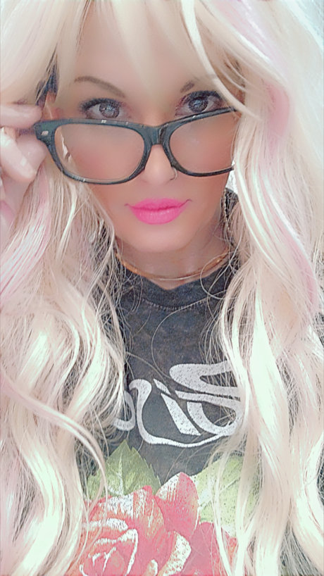 Non chalante actrice exclusive image