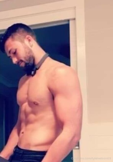 Tyler Wilson actrice sexy image