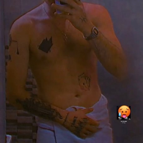 FLOWZY étoile nue photos