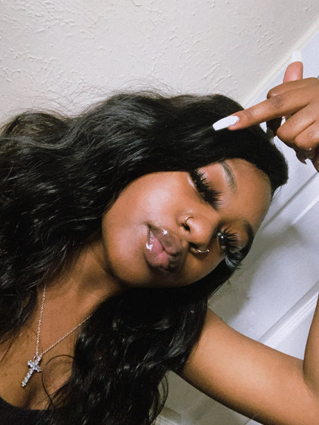 Pettyroutines modèle nu des photos