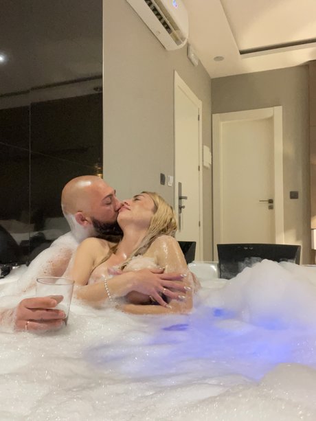 Iamm Ari y peke belle actrice des photos