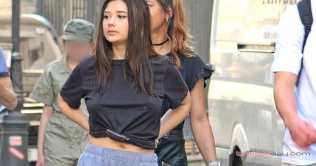 Candid Bralessday actrice sexy img