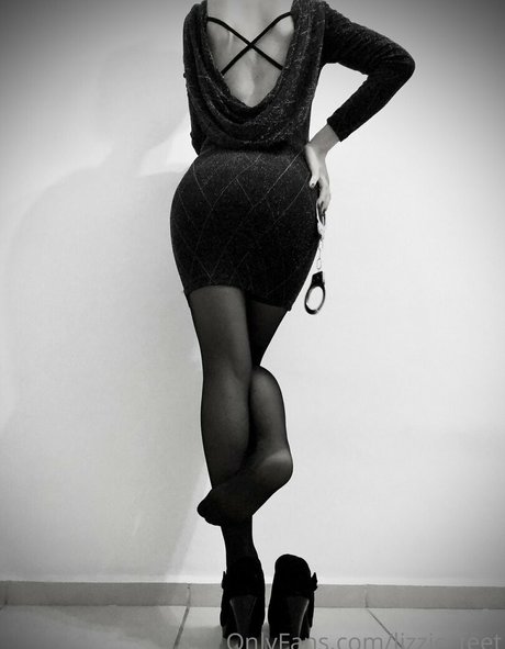 lizzie feet modèle sexy img