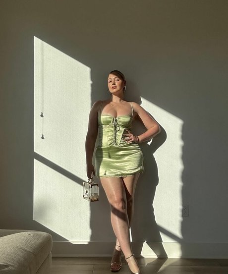 Iskra Lawrence actrice exclusive images